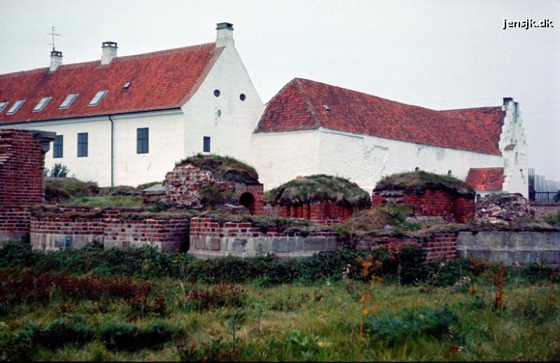 1563